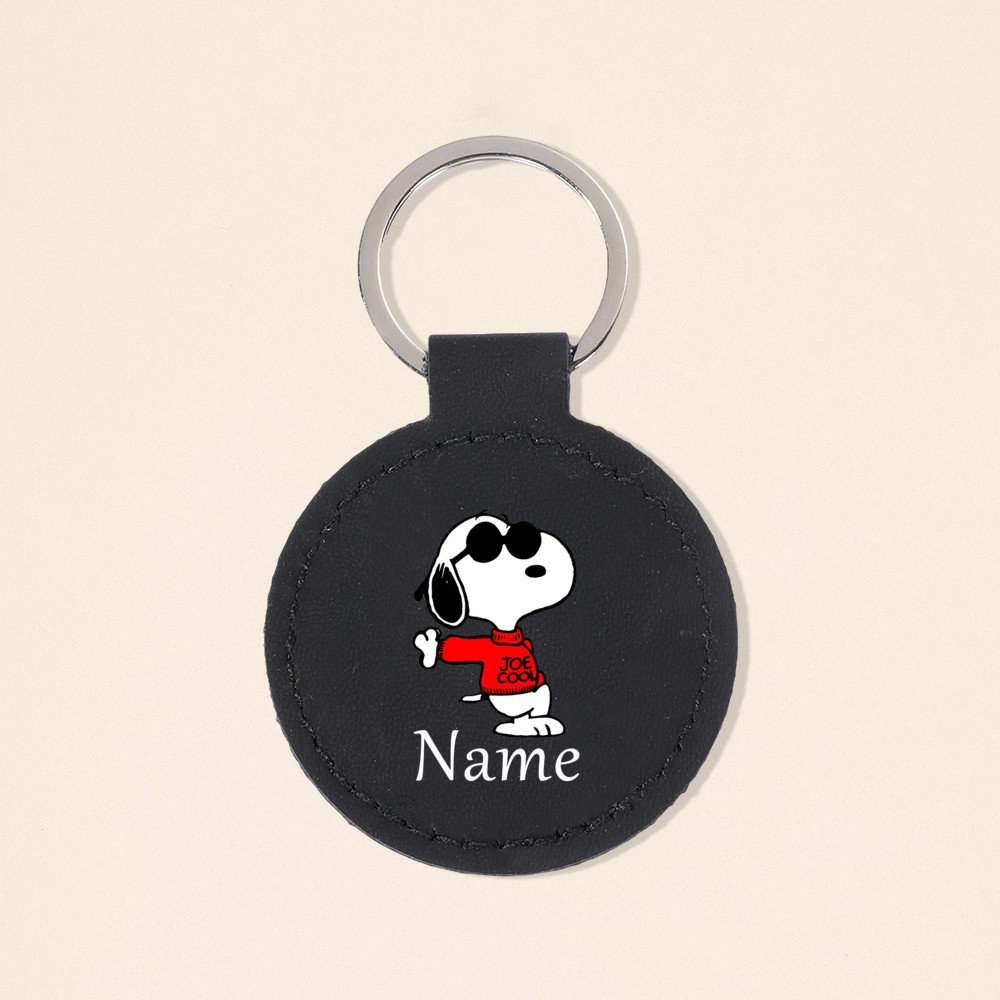 Snoopy พิมพ์การ์ตูนที่กําหนดเองชื่อ PU พวงกุญแจหนัง Circulaire พวงกุญแจพวงกุญแจรถเครื่องประดับกระเป๋าอุปกรณ์เสริมของขวัญที่กําหนดเองที่ดีที่สุด - รูปที่ 7