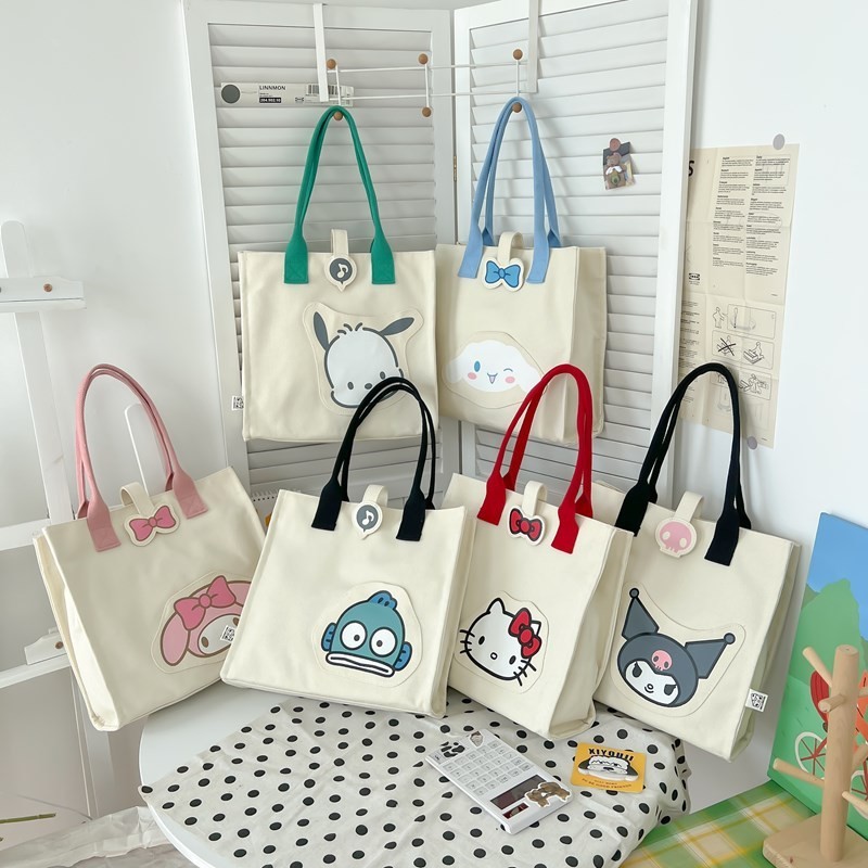 SANRIO ฤดูร้อนใหม่ กระเป๋าถือผ้าใบลายการ์ตูนน่ารัก ความจุสูง สําหรับพร็อพหญิง สไตล์แบรนด์ สิริ