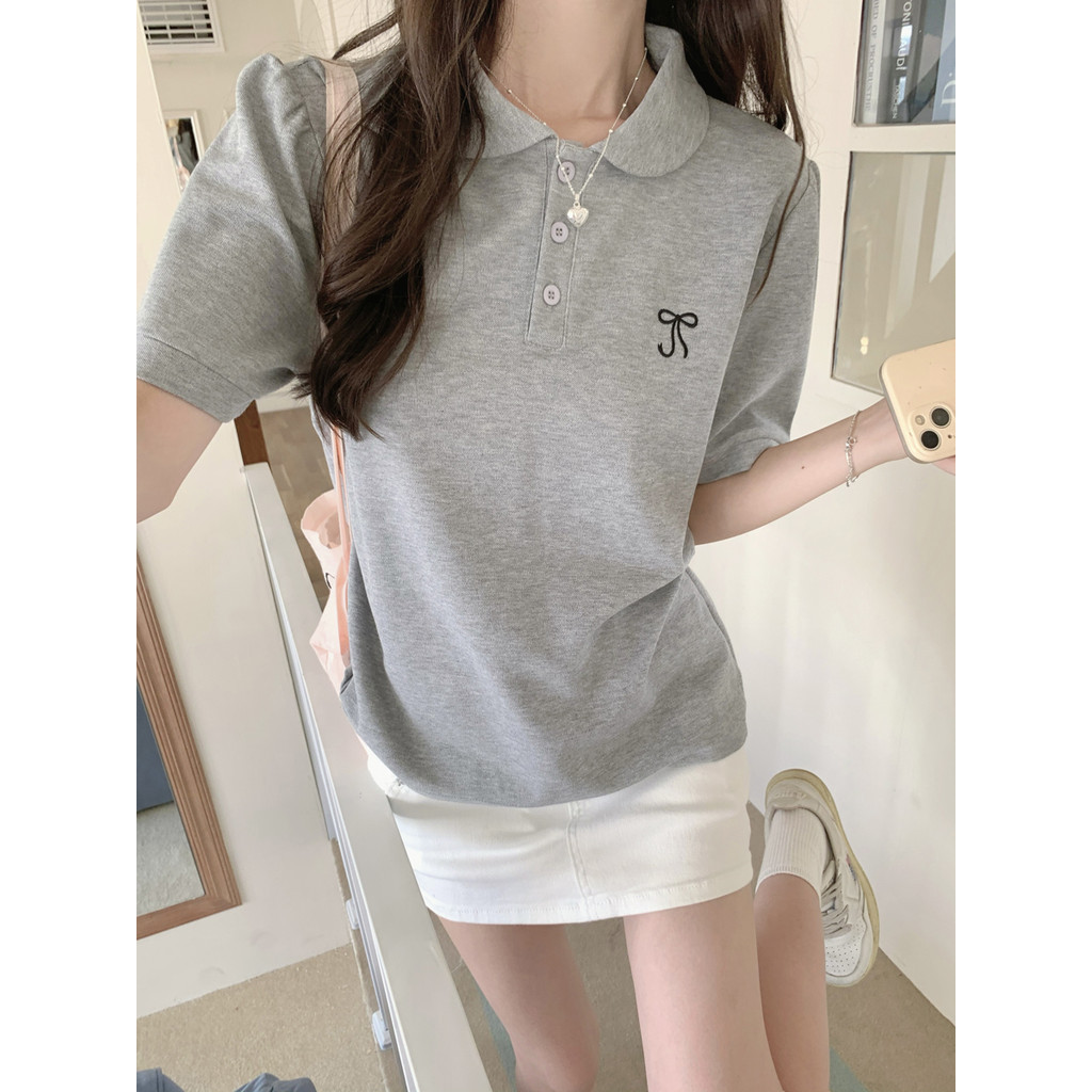 ซูซี โบว์เย็บปักถักร้อยหลวมแฟชั่นพลิกปกแขนสั้นเสื้อยืดผู้หญิงด้านบน 240703