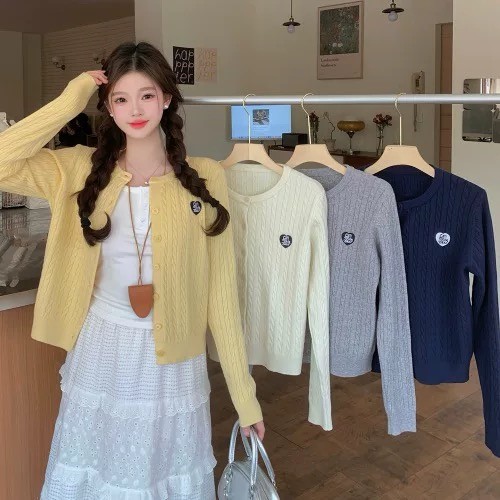 เสื้อสเวตเตอร์ถักสีเหลืองผู้หญิงสไตล์ใหม่คอกลมสไตล์ตะวันตกลดอายุทุกการแข่งขัน