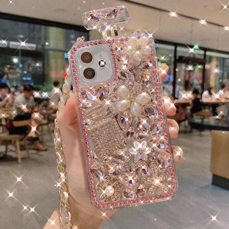 เคสโทรศัพท์มือถือนิ่ม ปิดด้านหลัง ปิดด้านหลัง ลายดอกไม้ ขวดน้ําหอม ประดับไข่มุก คริสตัล วิบวับ หรูหรา พร้อมสายสะพายข้าง สําหรับ iPhone 15 14 13 12 11 Promax X XR XSMax 15 14 6 7 Plus 12 13 Mini