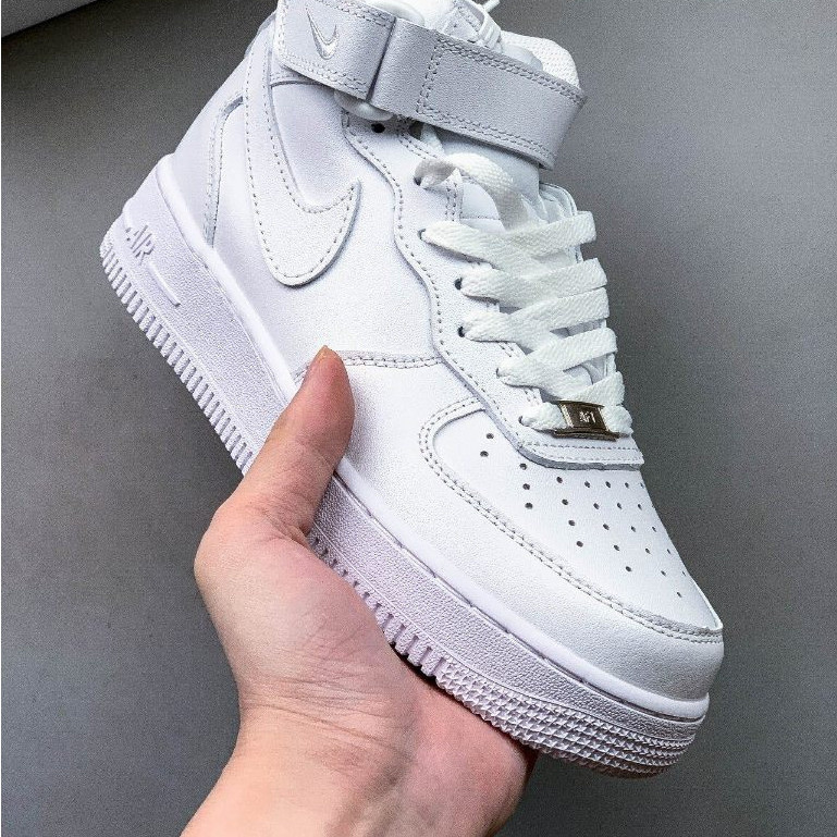 Nike Air Force 1 กลางสีขาวกลาง