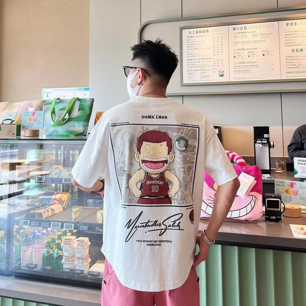 【M-5XL 】สไตล์ญี่ปุ่นเทรนด์ใหม่การ์ตูนบุคลิกภาพ SLAM DUNK รูปแบบแฟชั่นผู้ชายแขนสั้นเสื้อยืดแฟชั่นร้อยแขนสั้นสำหรับผู้ชาย