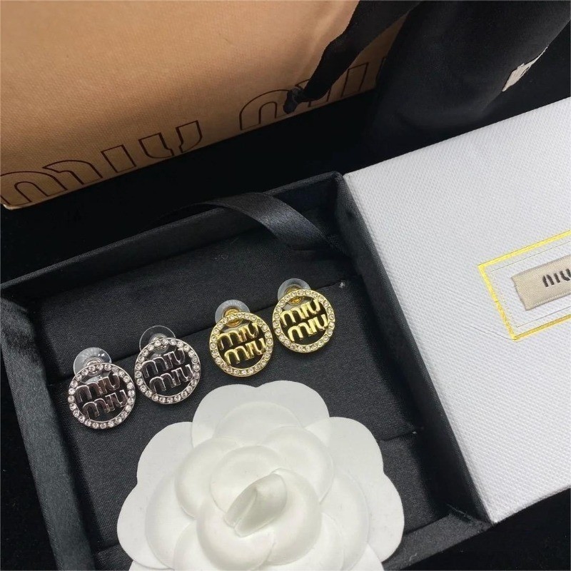 Miu ใหม ่ Hollow Jeweled ตัวอักษรตัวอักษรต ่ างหูทองและเงินสีรอบต ่ างหู Elegant Socialite คุณภาพสูงต ่ างหูสําหรับผู ้ หญิง
