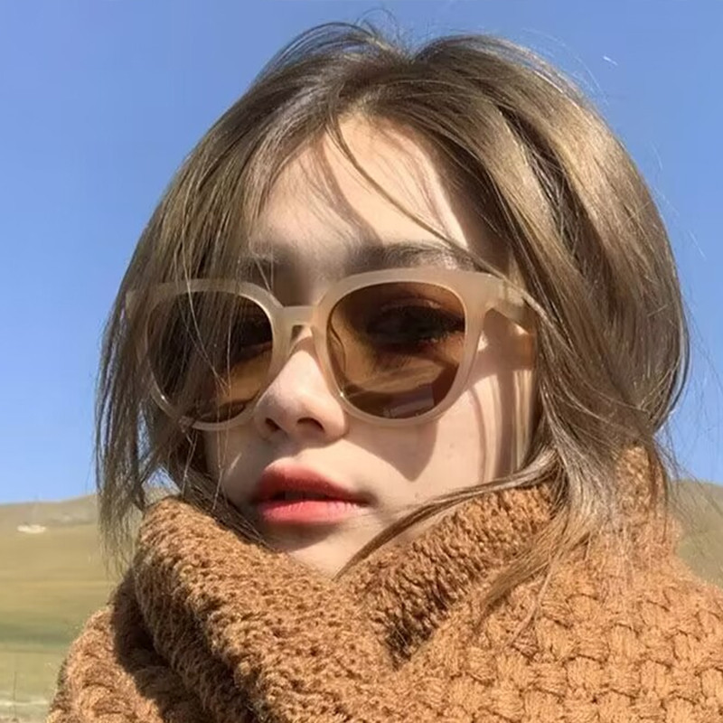 ในไทย💖แว่นตากันแดดทรงกลมสไตล์เกาหลีแฟชั่นวินเทจสีชาป้องกันรังสียูวีป้องกันแสงแดดuv400สำหรับผู้หญิงสําหรับคู่รักCOD