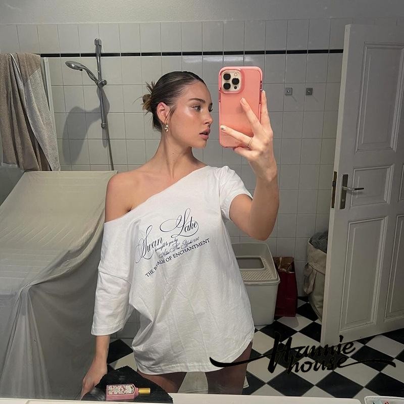 Hanie House- เสื้อยืดไหล่เฉียงลําลองทรงหลวมโอเวอร์ไซส์ผู้หญิง