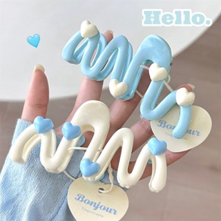 กิ๊บติดผมหยักครีมหัวใจจับขนาดใหญ่ที่ด้านหลังของผู้หญิงหัวแฟช…