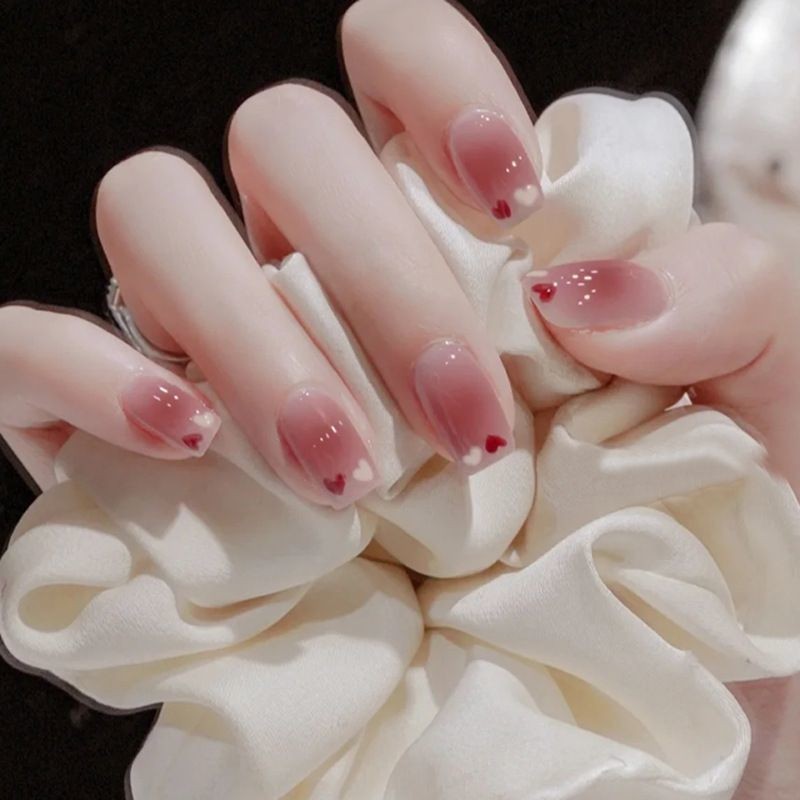 Blush girl's heart short fake nails, white and removable