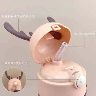 กระติกน้ำเด็กลายการ์ตูน ขวดน้ำเด็กลายน่ารักๆ ทำจากพลาสติกอย่างดี มีหลอดดูดในตัว มีสายสะพาย🌺🌻