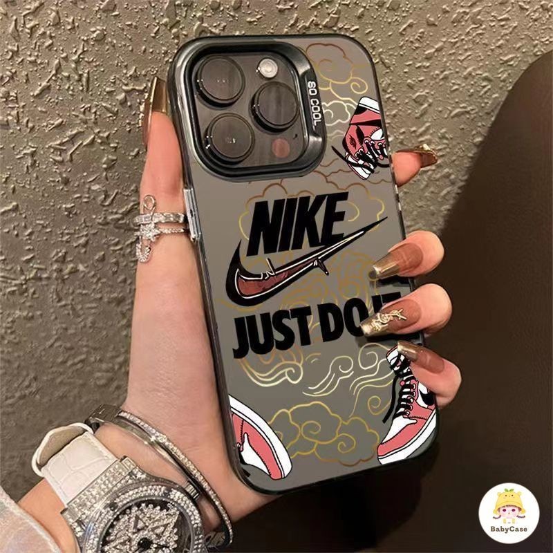 ป้ายชื่อแบรนด์แฟชั่น Graffiti ชุบโลหะเลนส์กรณี iPhone 11 13 15 12 14 Pro Max 7Plus X XS XR MAX 6 8 7 Plus SE 2020
