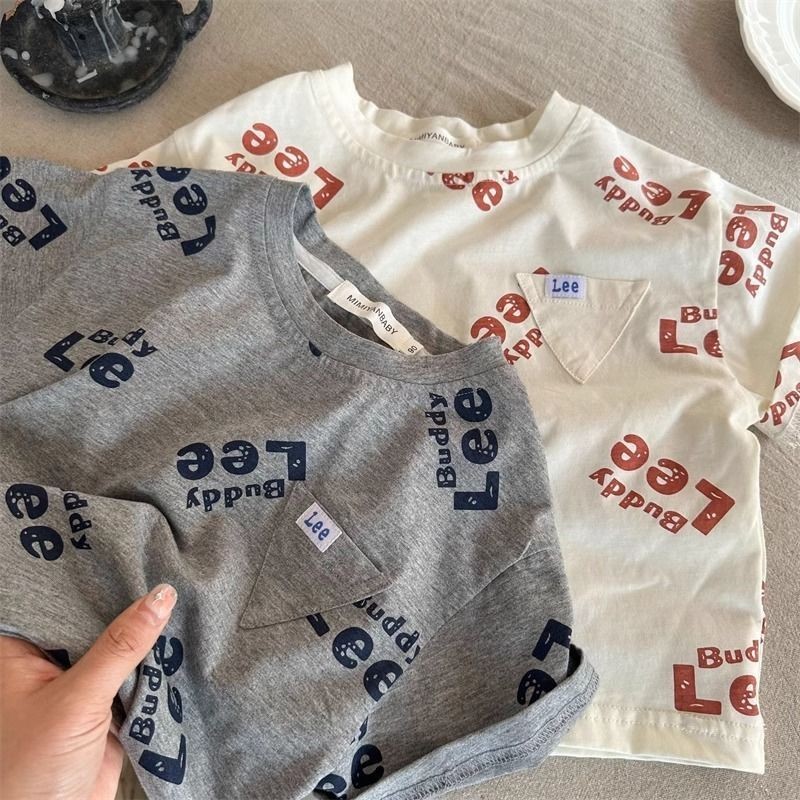 ชุดเด็กชายฤดูร้อน 2024 เสื้อยืดแขนสั้นบางเด็กตัวอักษรทั้งหมดพิมพ์สาวอเนกประสงค์ด้านบน