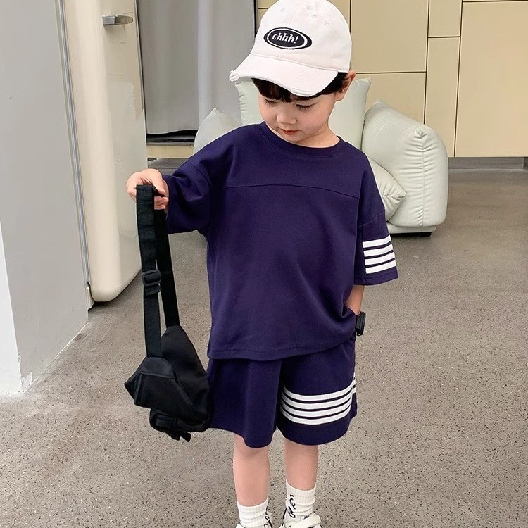 พร้อมสต็อก 90-170 ซม.ฤดูร้อนชายแฟชั่นชุดกีฬาลําลองขนาดกลางขนาดใหญ่เด็กกางเกงขาสั้นแขนสั้นสามบาร์ชุดสองชิ้น