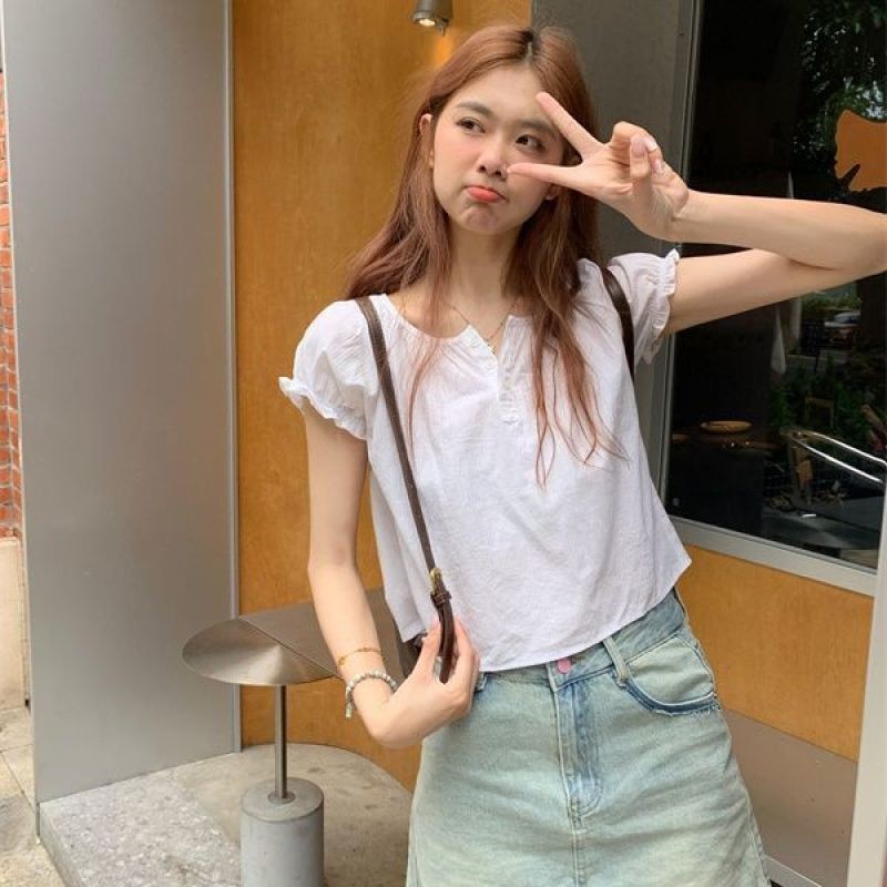 🎀Mona🎀เสื้อยืด ขาว รุ่นสั้น ผ้าสไตล์บาง เสื้อผ้าแฟชั่นสไตล์เกาหลี จัดส่งที่รวดเร็ว🚀