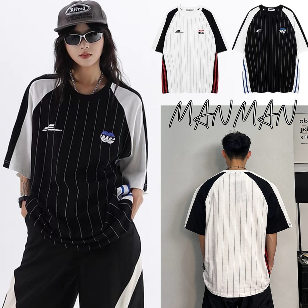 MANMAN เสื้อยืดลายทางผู้ชาย แขนสั้นทรงหลวม เสื้อสีผสม สไตล์อเมริกันวินเทจ