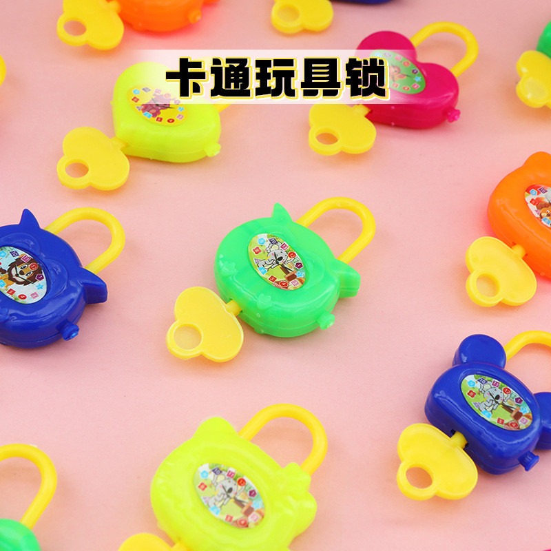 พลาสติกเด็กของเล่นล็อคอนุบาลของขวัญเล็กๆรางวัลของเล่นพื้นดินผลักดันของขวัญเล็กๆ