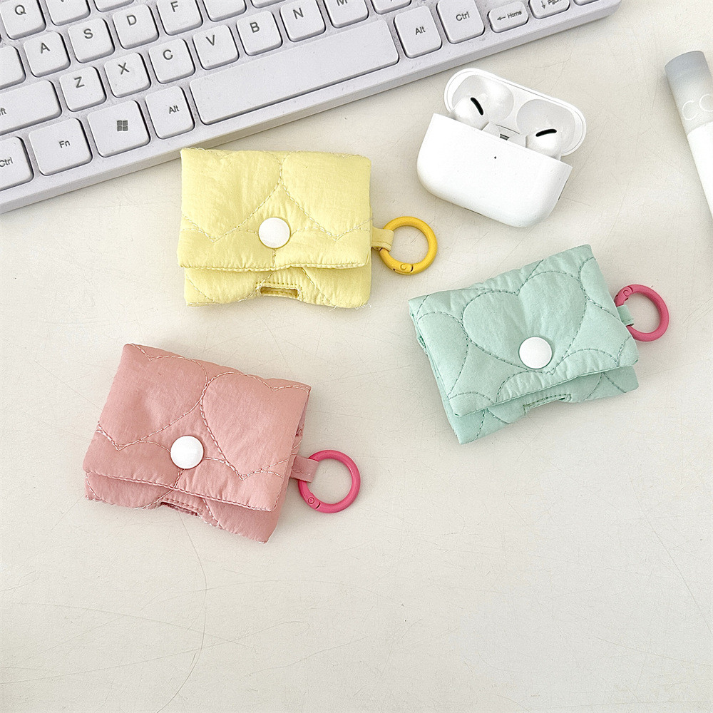 Love Heart Quilted Macaronกระเป๋าใส่เหรียญInsสไตล์ใหม่AirPodsชุดหูฟังบลูทูธน่ารักสีธรรมดาชุดหูฟังการจัดเก็บป้องกันกระเป๋านุ่ม