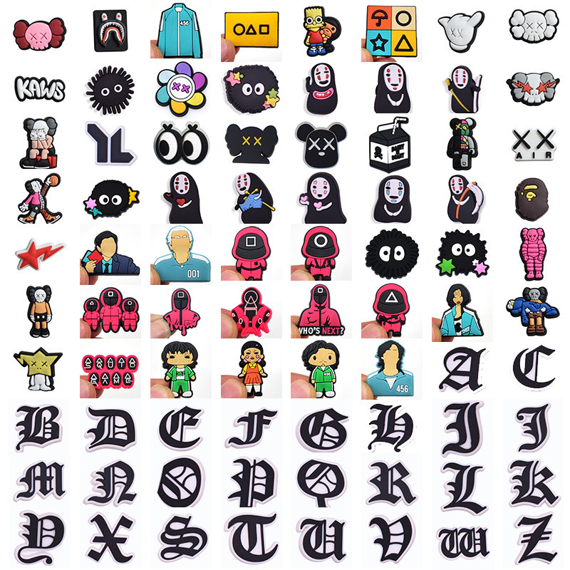 เกมปลาหมึก Jibbit ปุ่ม Pins Spirited Away Spirited รองเท้าตกแต่ง Charms DIY Kaws และสีดํา 26 ตัวอักษรรองเท้าอุปกรณ์เสริมสําหรับ Croc