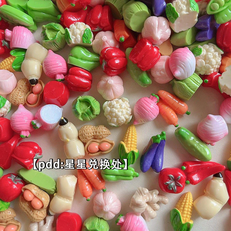 100 ชิ้นในสต็อก 3D ผักจำลองขนาดเล็ก อาหารเล่น ข้าวโพด ถั่วลิสง มะเขือยาว อุปกรณ์เสริมเรซิน ของตกแต่งครัว ขนาดเล็ก กิ๊บติดผม ดอกไม้รองเท้า