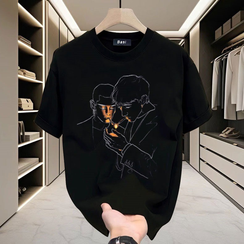Y-T⚡เสื้อยืดแขนสั้น แฟชั่น ผ้าฝ้าย100% เสื้อยืดชาย คุณภาพสูง สวมใส่สบาย "ชายคนหนึ่งกำลังจุดบุหรี่" สตรีทสไตล์