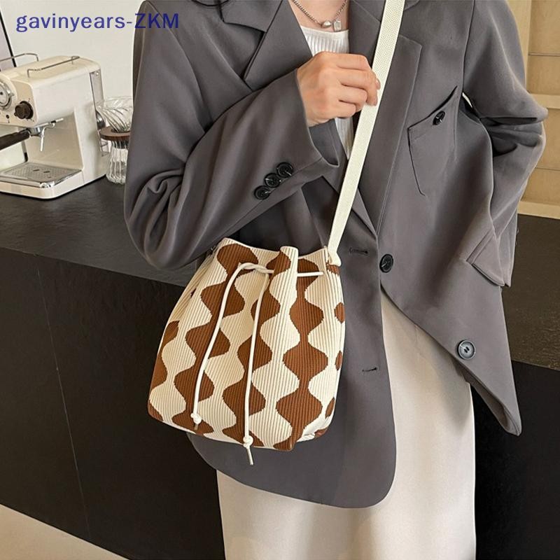 [gavinyears] อินเทรนด์ถักกระเป๋าถือกระเป๋าสะพายขนาดใหญ่ความจุ Drawstring Bucket Bag Tote Bag Casual Messenger Bag Daily Commuting Bag [TH]