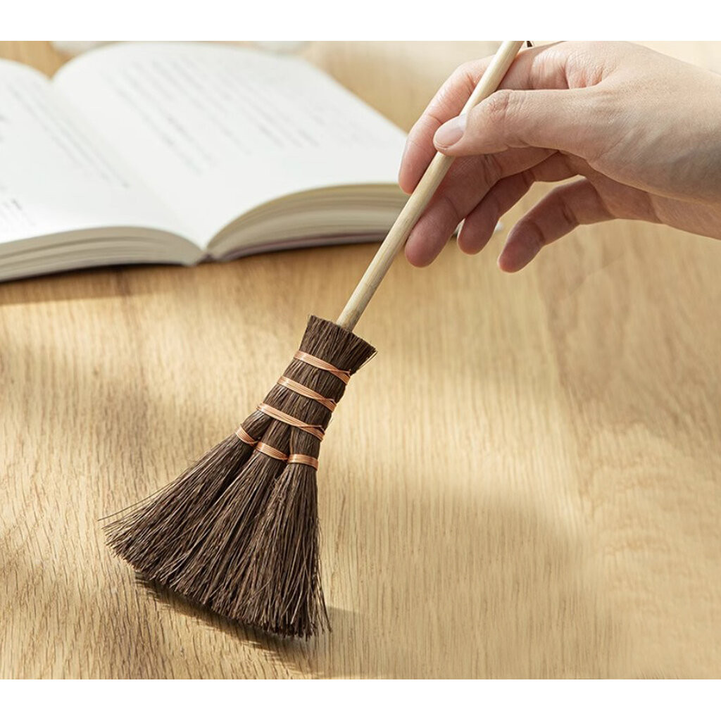 Omocha | Small dust broom ไม้กวาด ไม้ปัดฝุ่นขนาดเล็ก