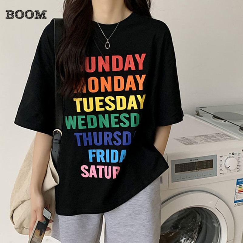 (กรุงเทพจัดส่งสินค้า)BOOM Shop กลางยาวแขนสั้นเสื้อยืดผู้หญิงฤดูใบไม้ผลิ 2024 ตัวอักษรวินเทจใหม่พิมพ์หลวม ๆ ผ้าฝ้ายด้านบน