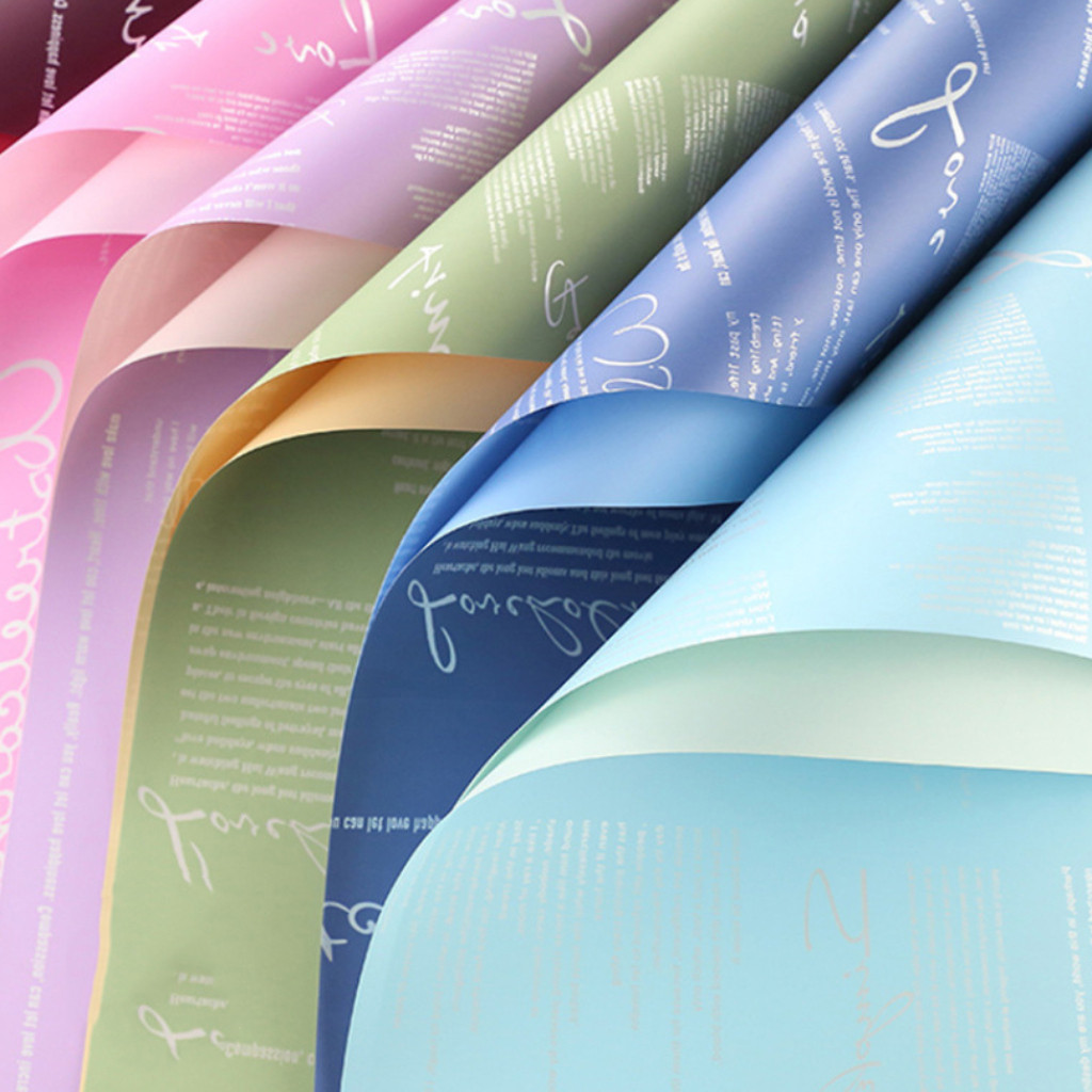 กระดาษฟลาวด์ลายตัวอักษร ขนาด 58x58 ซม. กระดาษห่อดอกไม้ กันน้ำ100% แผ่นพลาสติกห่อดอกไม้ อุปกรณ์จัดช่อดอกไม้ ดอกไม้ปลอม