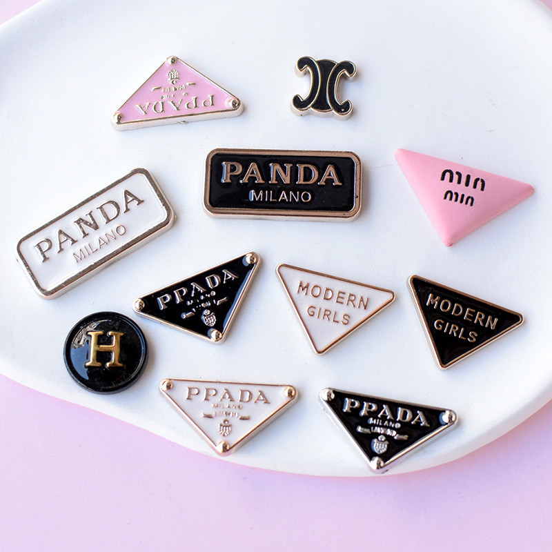 10 ชิ้น ขายดี จี้ตัวอักษรสามเหลี่ยม อุปกรณ์เสริม DIY อุปกรณ์ขายส่ง จี้รองเท้า หัวเข็มขัดรองเท้า แหล่งข้ามพรมแดน pj1236