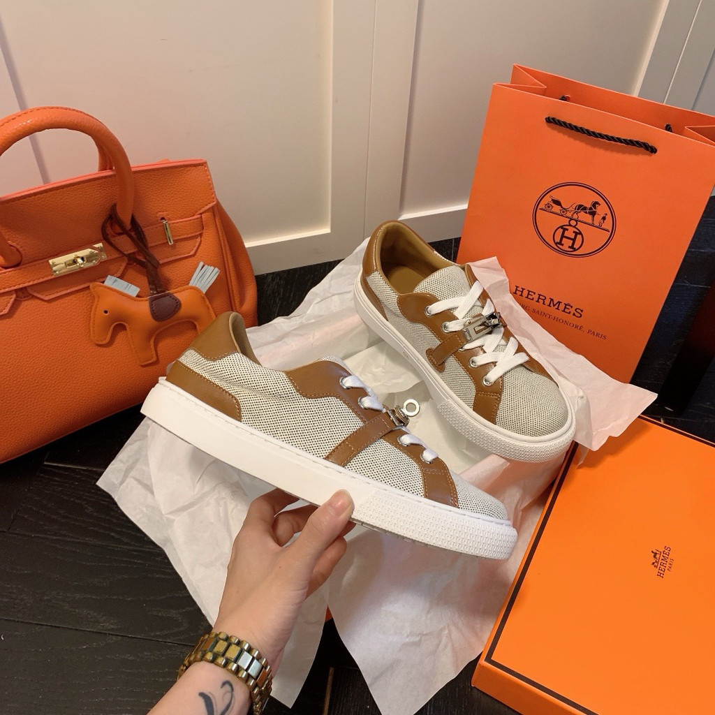 รองเท้าผ้าใบสีขาวสำหรับผู้หญิง Hermes 2025 หนังแท้ หัวเข็มขัดโลหะ แบบแบน ผูกเชือก สบาย รองเท้าผ้าใบล