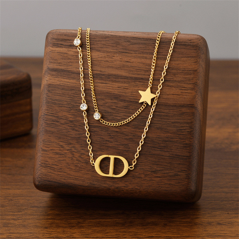 HT แฟชั่นไทเทเนียมเหล็กสร้อยคอ CD Letter Double-Layer เครื่องประดับสแตนเลสหญิง Clavicle Chain Non-Fading