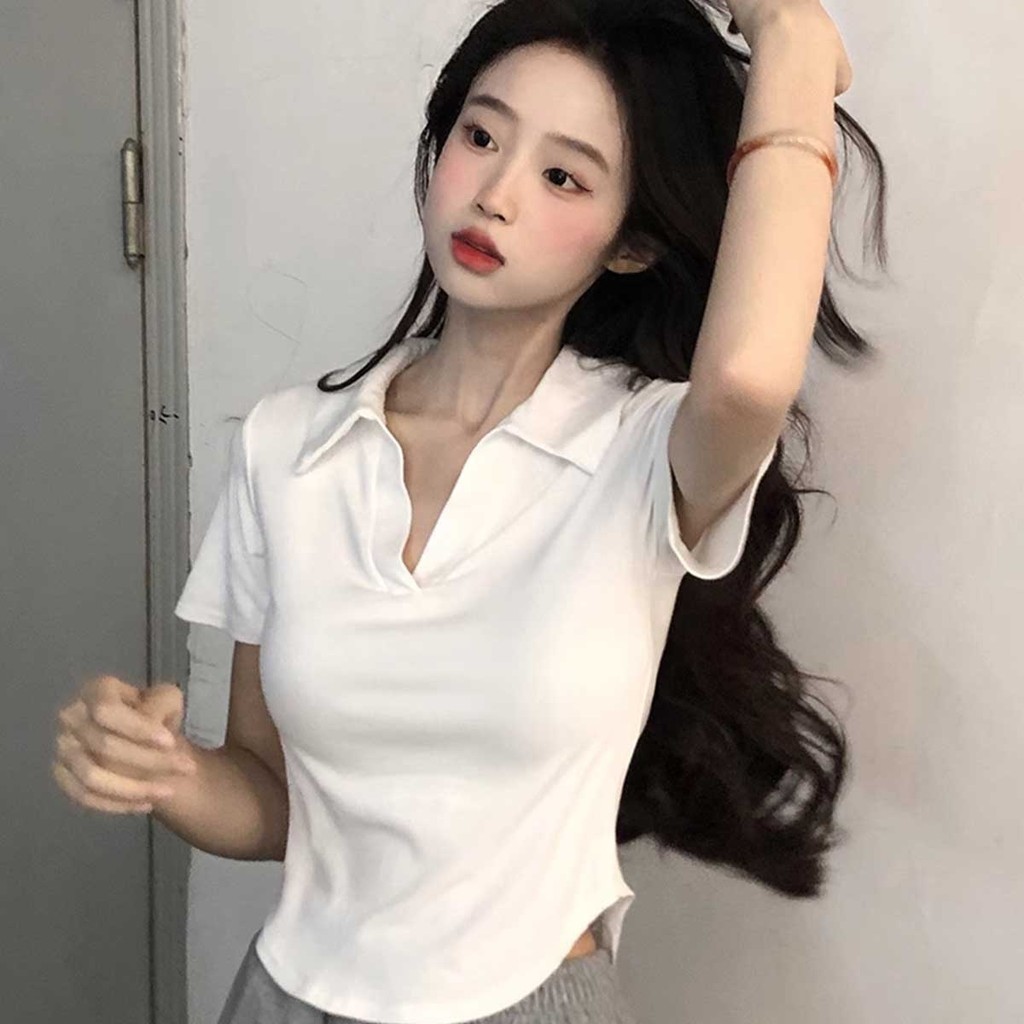 เสื้อโปโลคอวีสไตล์ฝรั่งเศสที่เน้นความสวยงามในฤดูร้อน