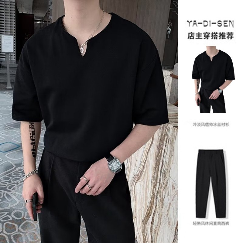 เสื้อยืดผู้ชายที่เป็นผู้ใหญ่และมั่นคงพร้อมสัมผัสแห่งดีไซน์และสัมผัสแห่งความหรูหราคอวีแขนสั้น