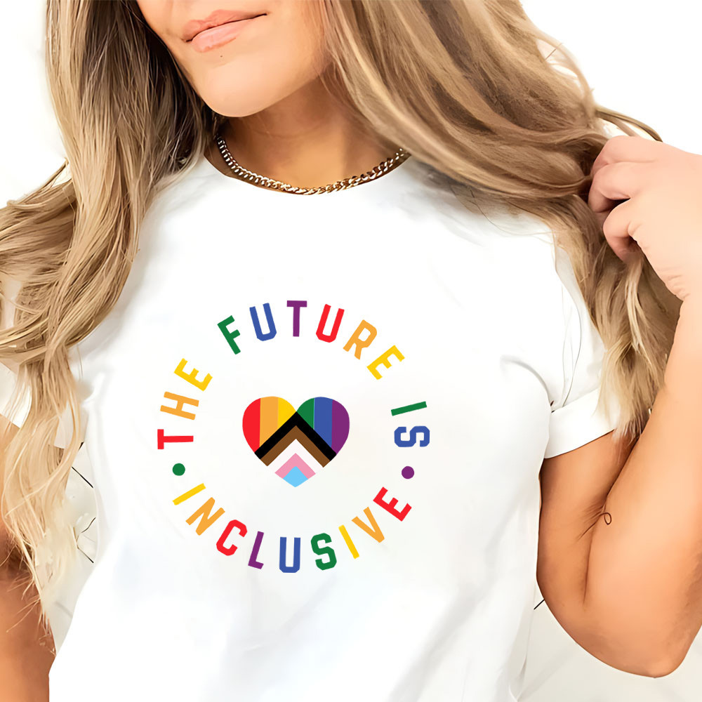 [ Pride Month ] T-Shirtอนาคตเป็นแบบรวมการออกแบบเสื้อยืดลายหัวใจสีรุ้งย้อนยุคเสื้อผ้าสตรี LGBTQ