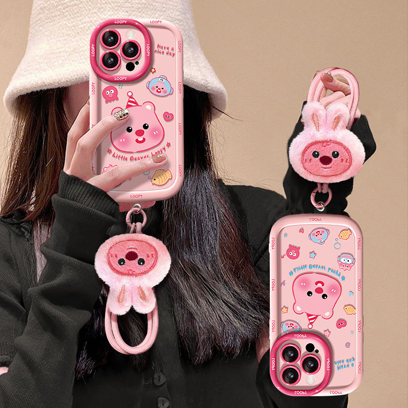 สําหรับiphone 16 15 14 13 12 11 Pro MAX X XR XS MAX 7 8 Plusเคสโทรศัพท์ฤดูใบไม้ผลิฤดูร้อนสีชมพูใหม่ผู้หญิงน่ารักการ์ตูนBeaverทับทิมตุ๊กตาAnti Lossสร้อยข้อมือเคสโทรศัพท์ปกอ่อน