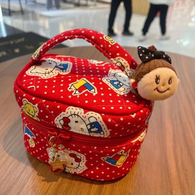 ค&เค กระเป๋าเครื่องสําอางผู้หญิงสีแดงน่ารัก Hello Kitty ถุงเก็บมินิน่ารักการ์ตูนตัวละครถุงเก็บเดินทางสายคล้องแขวนเครื่องประดับและตุ๊กตาของเ
