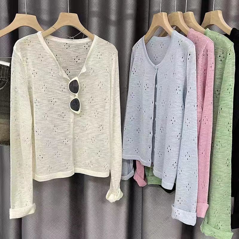 สีทึบบางสไตล์กลวงเสื้อถักแขนยาวผู้หญิงฤดูร้อนหลวมด้านบน