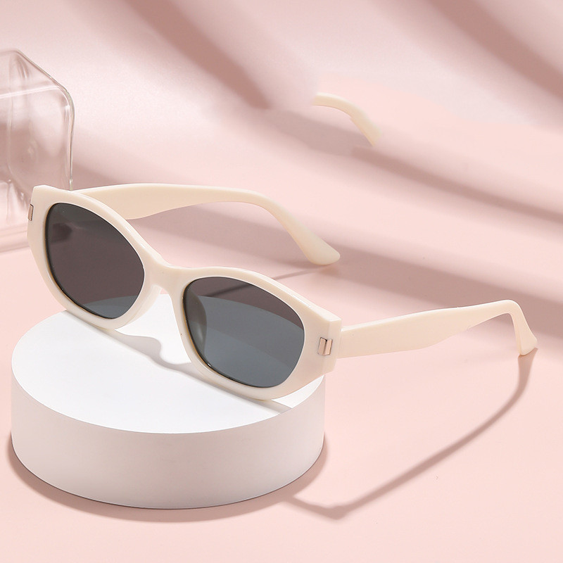 แว่นกันแดดกรอบแคบใหม่ย้อนยุคกรอบเล็กถ่ายภาพถนนอินเทอร์เน็ตคนดังแว่นกันแดดสไตล์เดียวกัน - รูปที่ 6