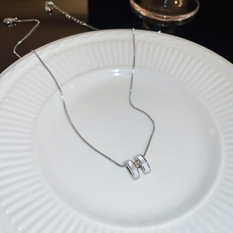 Yinuovo จี้เครื่องประดับแฟชั่นล่าสุดสําหรับผู้หญิงตัวอักษรเพทาย H ไทเทเนียมเหล็กสร้อยคอเค้นคอชุบทอง 18K ของขวัญ