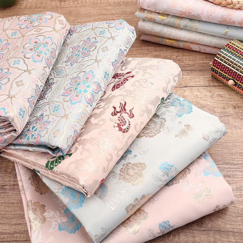 [พลัมสีแดง] Jxrj ทอผ้าผ้าโบรเคดสีทองใหม่สไตล์จีน Jacquard ผ้าไหมซาตินเครื่องแต่งกาย Hanfu Cheongsam เสื้อผ้าเด็กผ้า