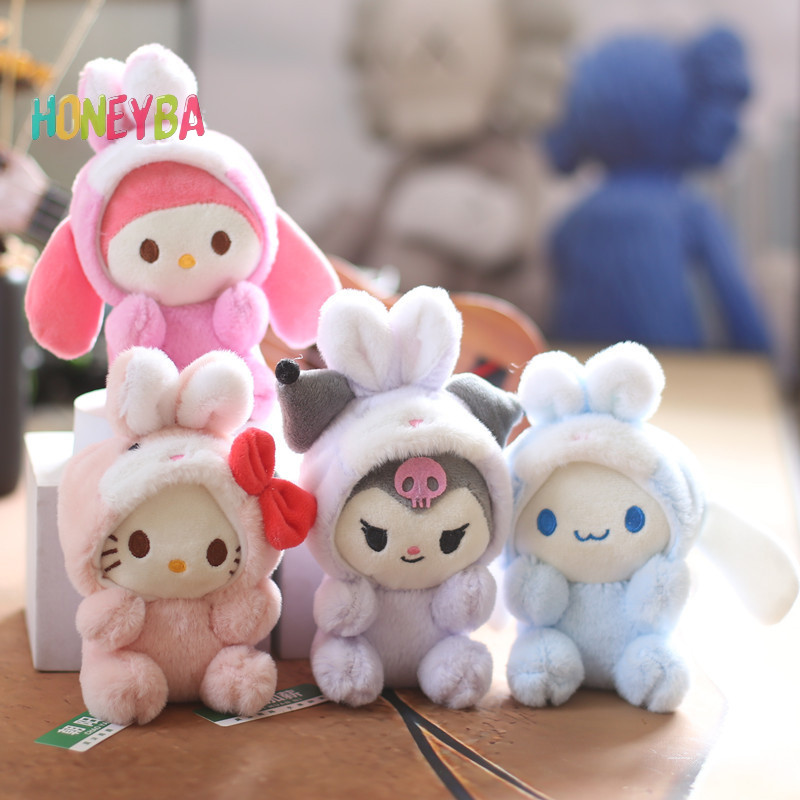 <Honeyba>Sanrio Cinnamoroll Kuromi Melody Pachacco Pom Purin Kawaii ตุ๊กตากระต่ายตุ๊กตาพวงกุญแจน่ารักปุยตุ๊กตาของเล่นกระเป๋าเป้สะพายหลังจี้ Nice