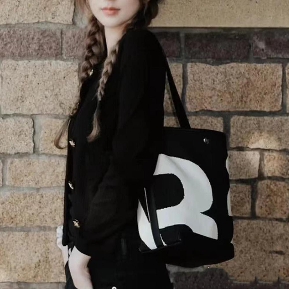 กระเป๋าทรงถัง ซอก แบรนด์อินเทรนด์แฟชั่นกระเป๋าสะพายไหล่ผู้หญิงความจุขนาดใหญ่เรียบง่าย สิริ กระเป๋า