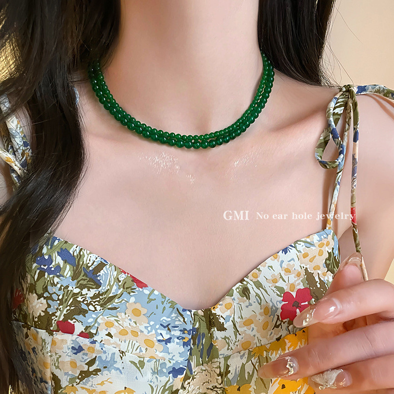 สร ้ อยคอลูกปัดสีเขียวสําหรับผู ้ หญิงสร ้ อยคอกระดูกไหปลาร ้ ามรกตซ ้ อนระดับไฮเอนด ์