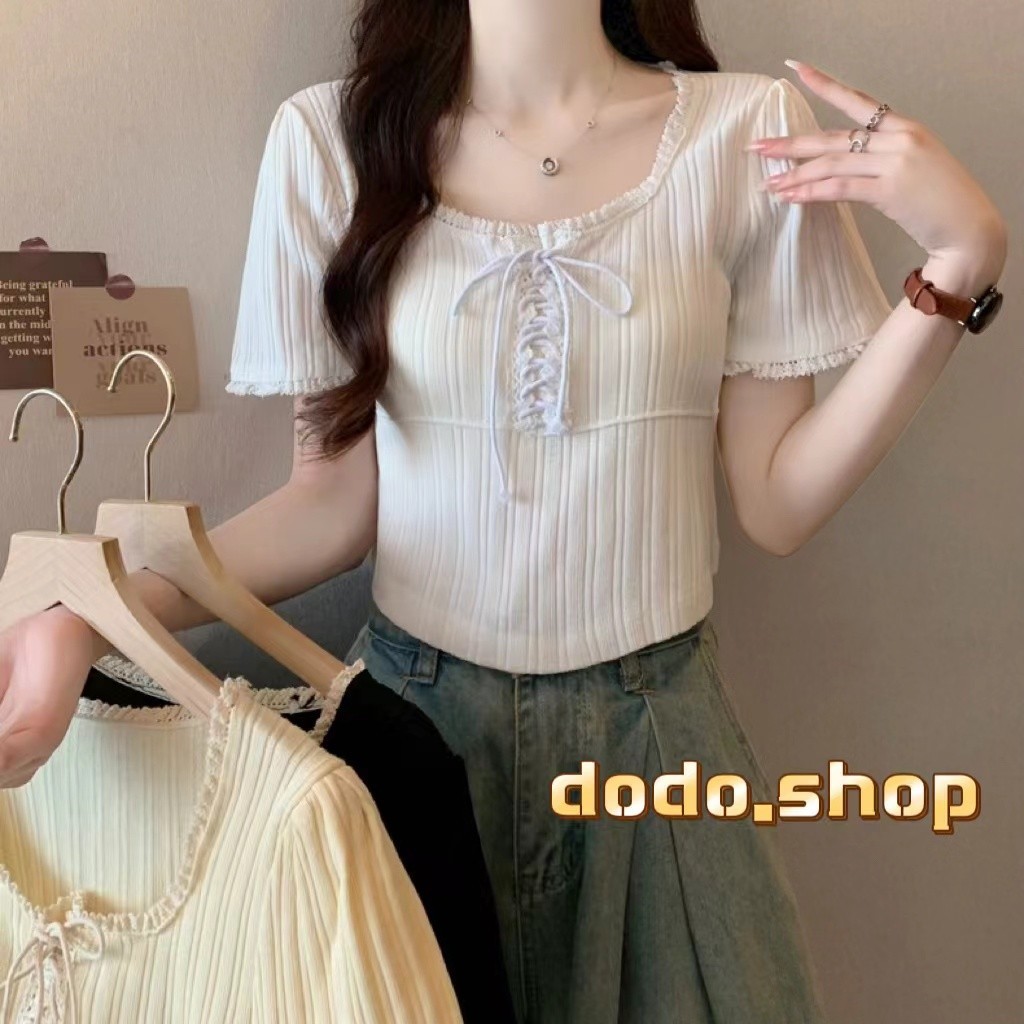 DoDo⭐️พร้อมส่ง⭐️เสื้อครอปแขนสั้นมีเชือกผูกโบว์ด้านหน้าเก๋ๆแต่งคอลายลูกไม้ผ้าพริ้วนุ่มใส่สบาย(85201)