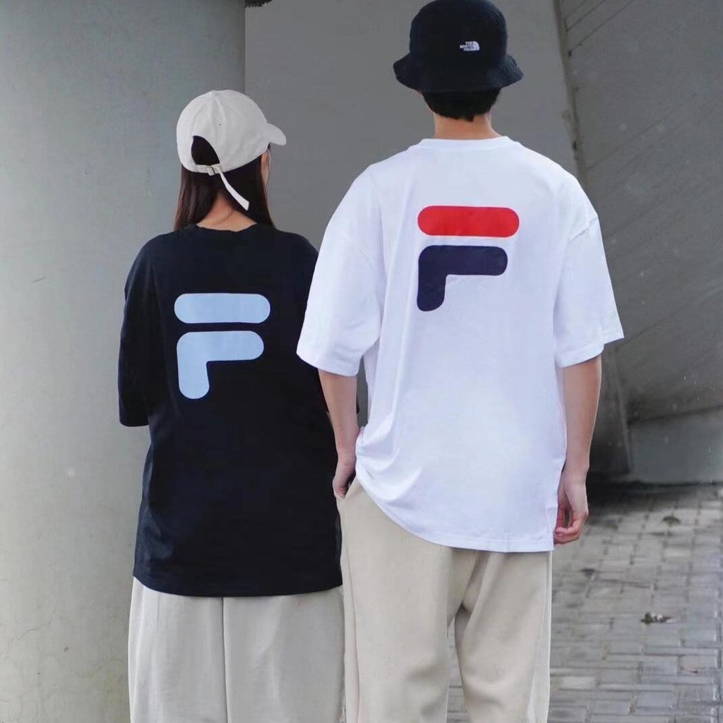 FILA ฟิลา รุ่นสูงเสื้อยืดเคลื่อนไหวแนวโน้มผ้าฝ้ายหลวมขนาดใหญ่พิมพ์ตัวอักษรสําหรับผู้ชายและผู้หญิงเดียวกันสบายๆแขนสั้นเสื้อยืดปก+แท็ก