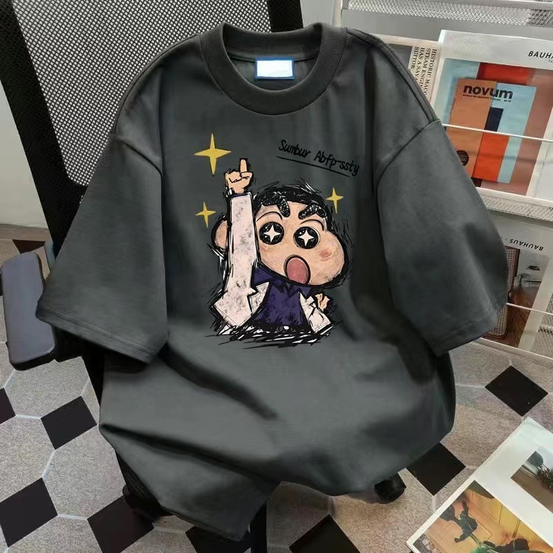 M-8XLCouple เสื้อยืด2025 ฤดูร้อนใหม่ญี่ปุ่นประกายตา Crayon Shin chan พิมพ์เสื้อยืดผ้าฝ้าย Man ผู้หญิง Unisex ขนาดใหญ่ Plus ขนาด Tshirt อินเทรนด์ Tees