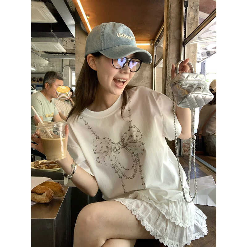 COD (จัดส่งในกรุงเทพฯ) MAO Shop OVERSIZE โบว์สร้อยคอพิมพ์แขนสั้นผู้หญิงหลวมร้อยรอบคอเสื้อยืด เสื้อผ้าแฟชั่นผู้หญิง