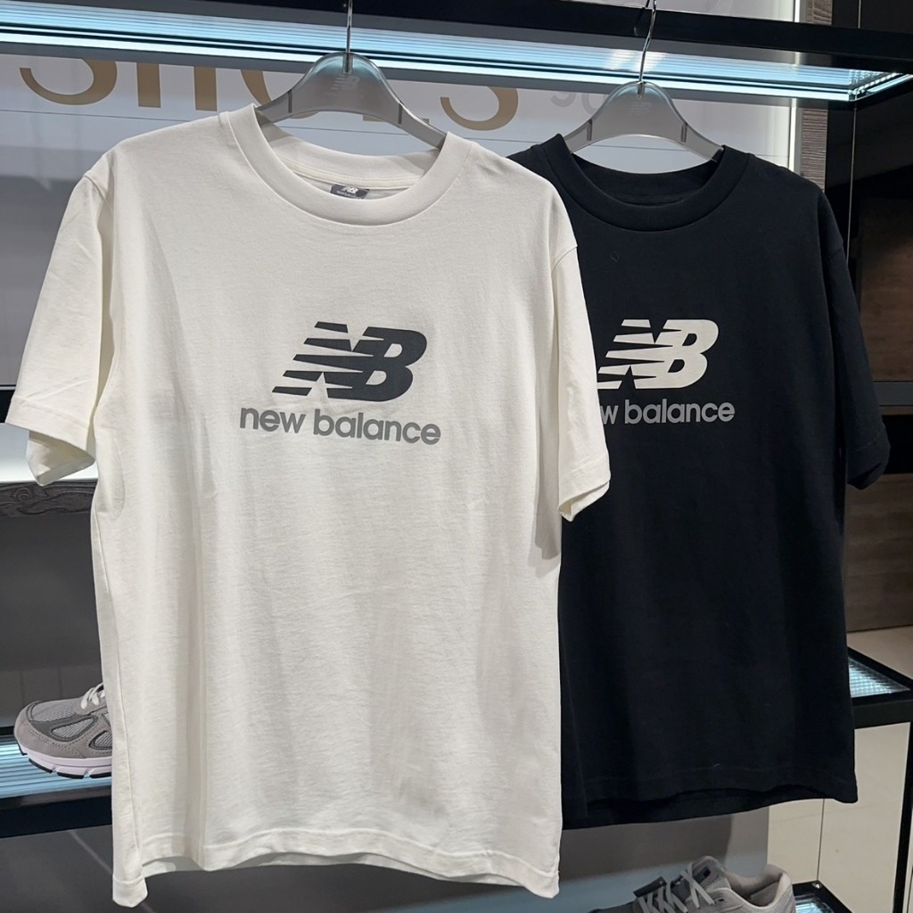 【HOT】New BALANCE ใหม ่ ผู ้ ชายและผู ้ หญิงเรียบง ่ ายและสะดวกสบายรอบคอกีฬาเสื ้ อยืดแขนสั ้ นลําลอง AMT41654