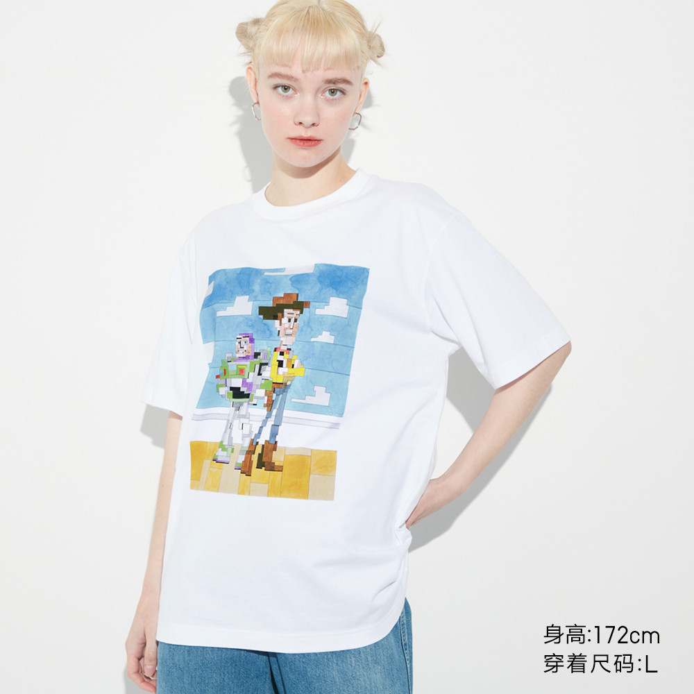 (🔥เสื้อยืดพิมพ์ลาย🔥)Uniqlo Uniqlo ผู ้ ชายและผู ้ หญิง ( UT Pixar ART Toy Story พิมพ ์ เสื ้ อยืดแขน