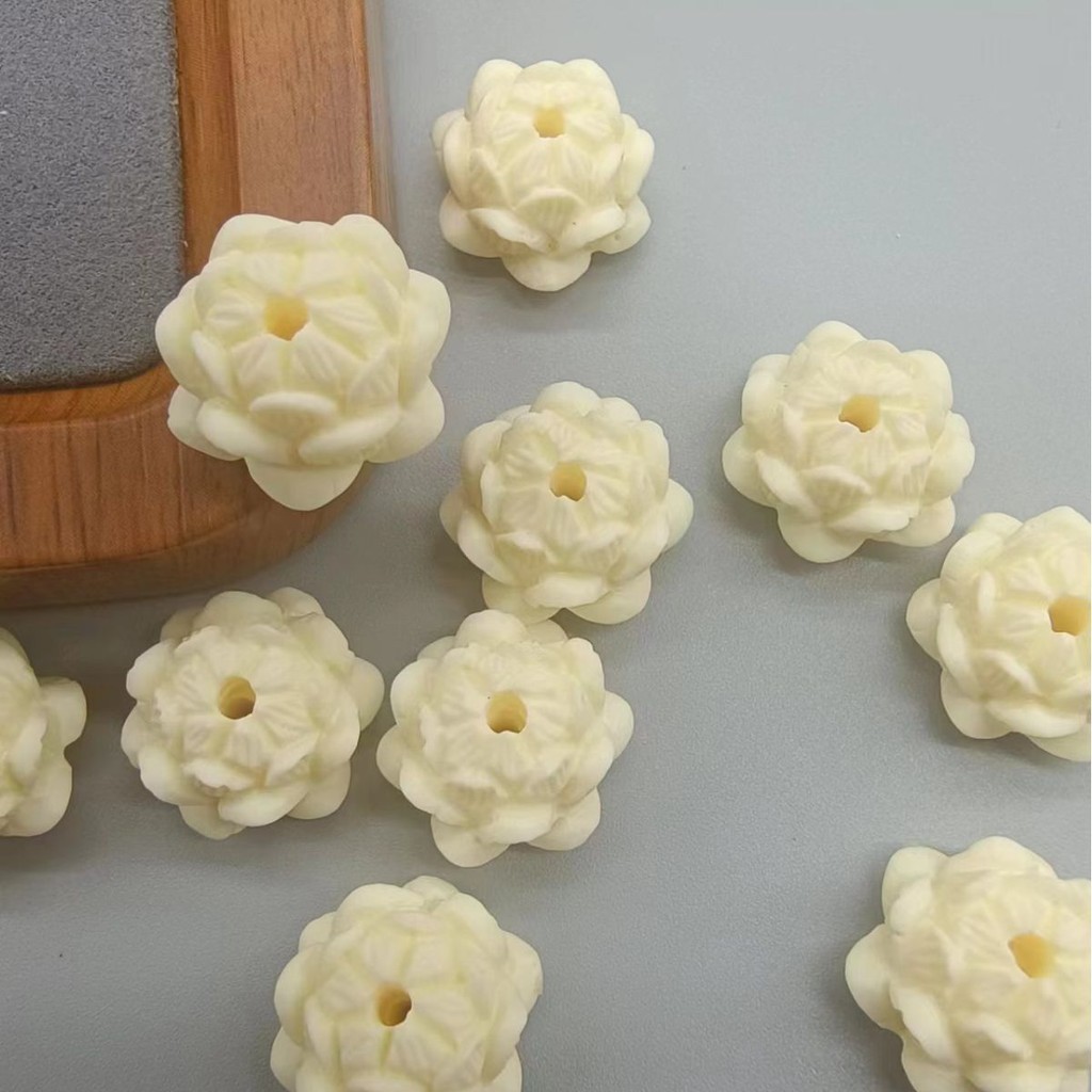 ลูกปัดแกะสลักจากถั่วงาช้าง 3D ดอกบัว DIY สร้อยข้อมือถั่วบอดี้ อุปกรณ์เสริมน่ารักสุดๆ อุปกรณ์มือถือสำหรับผู้ชายและผู้หญิง