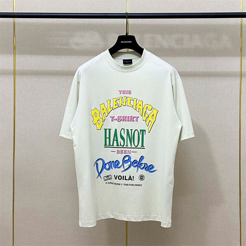 เสื้อยืดคอกลมแขนสั้น ออกแบบให้สวมใส่ง่ายและสบาย พร้อมลายพิมพ์ตัวอักษรด้านหน้า